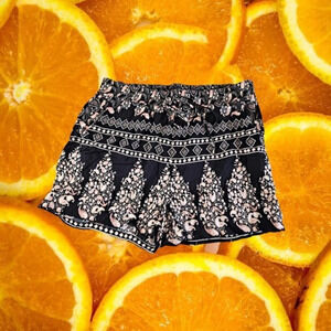 Breeze Ever‎ Shorts With Tan Designs Size M